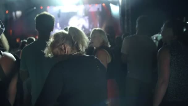 En äldre dam och hennes vänner på rockkonsert — Stockvideo