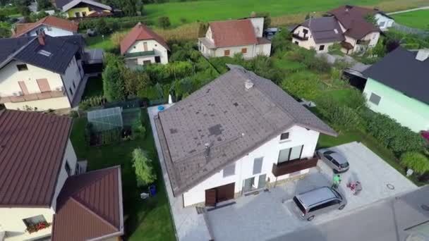 Groot huis gelegen in het midden van een kleine stad — Stockvideo