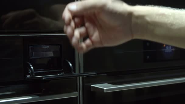 Mann inspiziert Geräte in Küchengeschäft — Stockvideo
