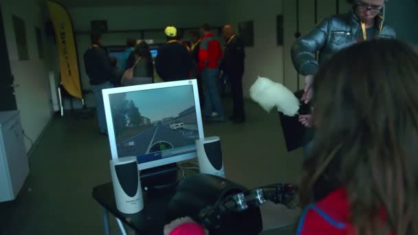 Chica montando un simulador de auto — Vídeo de stock