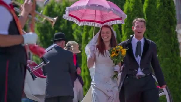 Marido e esposa está entrando na praça durante o casamento — Vídeo de Stock