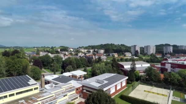 Blick auf Stadt und Schule — Stockvideo