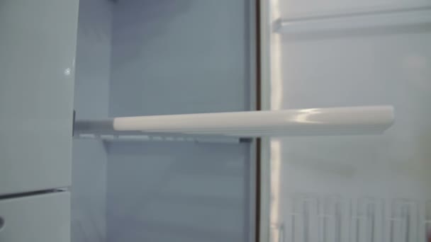 Un homme inspecte l'équipement dans un magasin de cuisine 