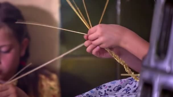 女の子巧み編み物部屋私たちのスペースでわらを編む — ストック動画