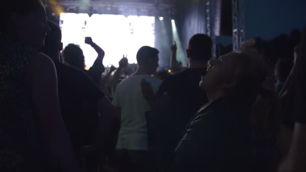 Une dame âgée assiste à un concert de rock — Video