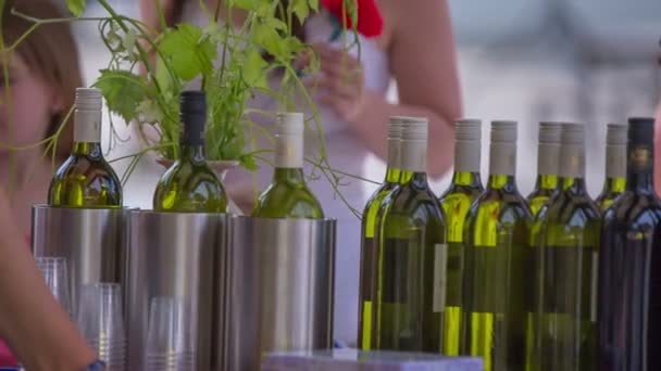 Los vinos caseros se preparan para la venta — Vídeos de Stock