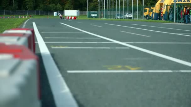 Motocyklista jede na trati na sportovní soutěž — Stock video