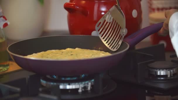 Cozinheiro preparando o prato no fogão — Vídeo de Stock