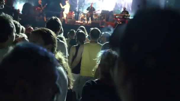 Mladí lidé skáčí na rockový koncert — Stock video