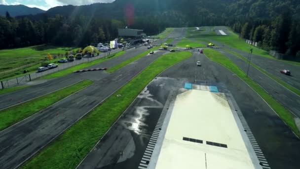 Centro deportivo con pista de carreras — Vídeo de stock