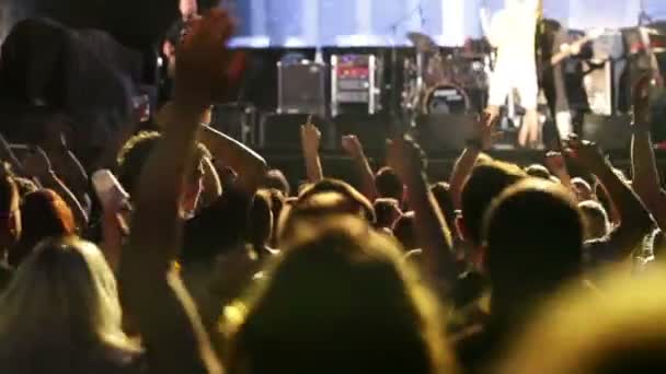 Rock band zingen en spelen op het podium — Stockvideo