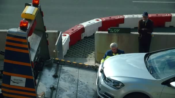 Auto verplaatsen naar evacuator — Stockvideo