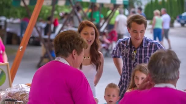 Familia está hablando con vendedores en feria rústica — Vídeo de stock