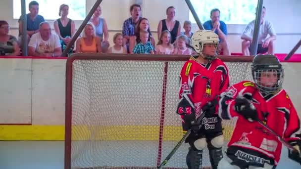 Jóvenes jugadores de hockey sobre entrenamiento de hockey — Vídeos de Stock