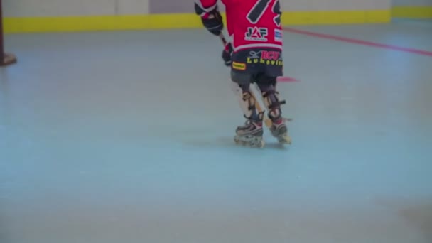 Patinaje infantil durante el entrenamiento de hockey — Vídeos de Stock