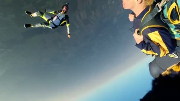 Два молодих людей, стрибки з парашутом — стокове відео