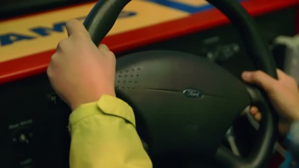 Jongen rijden op auto simulator — Stockvideo