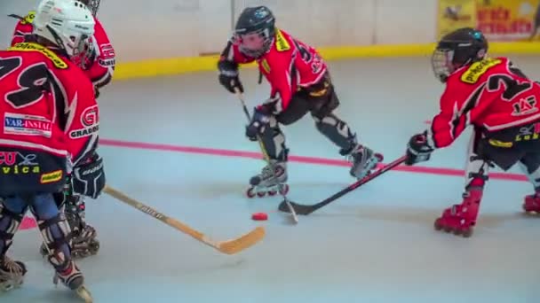 Mladí hokejisté se školení, střelba — Stock video
