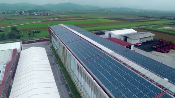 Cellules solaires sur un toit de l'usine — Video