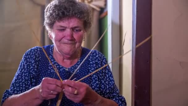 Бабушка снимается во время вязания — стоковое видео