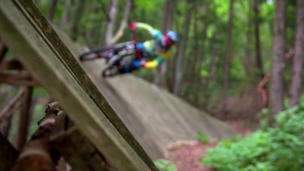 Professionele fietsen op het houten pad — Stockvideo