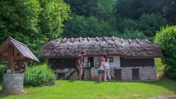 Padres e hijos mirando la casa — Vídeo de stock