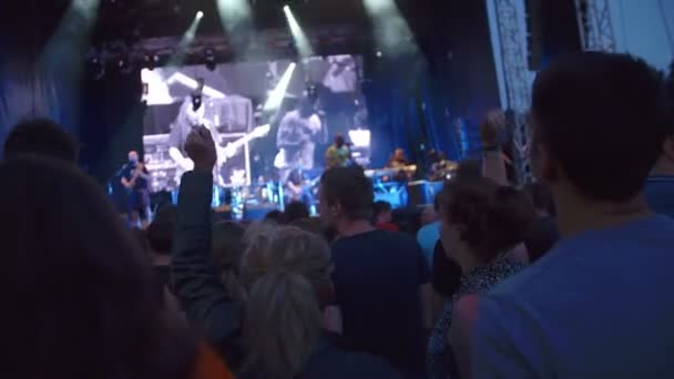 Lady en haar vriend zijn genieten van een rockconcert — Stockvideo