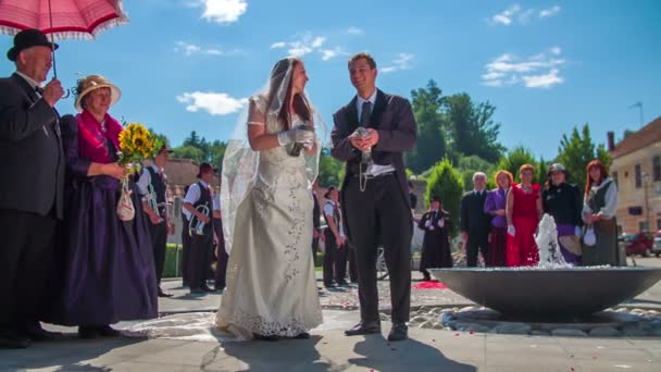Matrimonio si trova in una grande piazza spaziosa — Video Stock