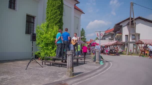 Escenario con cantantes está de pie cerca de la iglesia — Vídeos de Stock