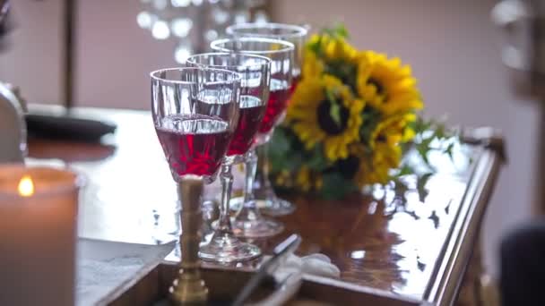 Pareja toma dos tazas de vino para hacer un brindis — Vídeo de stock