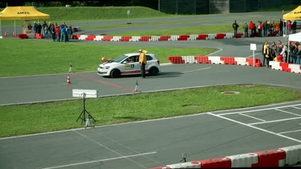 Montar en coche en pista deportiva — Vídeos de Stock