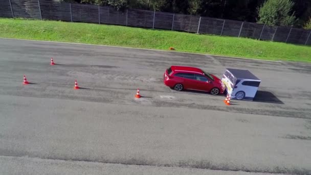 Voiture rouge sur une piste d'essai — Video