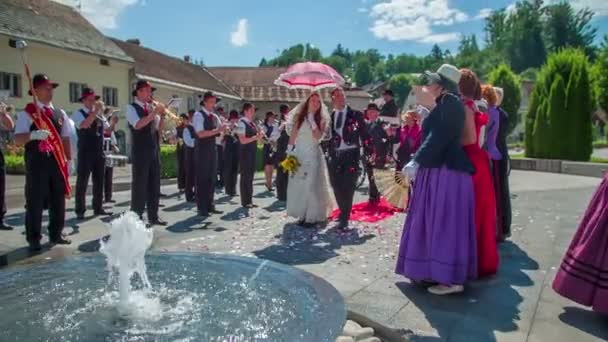 Παραδοσιακός Γάμος βρίσκεται σε μια όμορφη πλατεία — Αρχείο Βίντεο