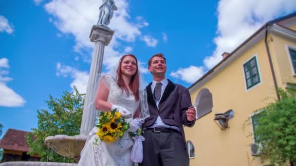 Manželský pár je házení dvě mince — Stock video