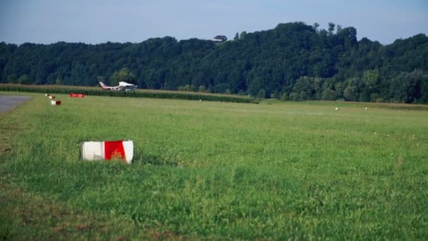 Маленький самолет взлетает на взлетно-посадочную полосу — стоковое видео