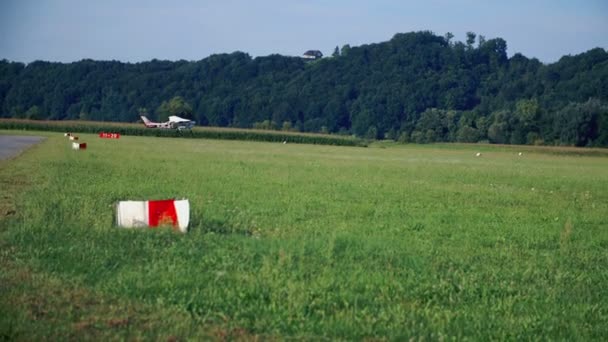 Un avión pequeño está despegando en una pista — Vídeo de stock