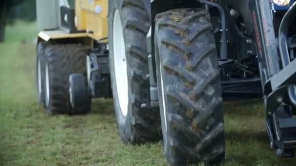 Trekker rijden op het veld — Stockvideo