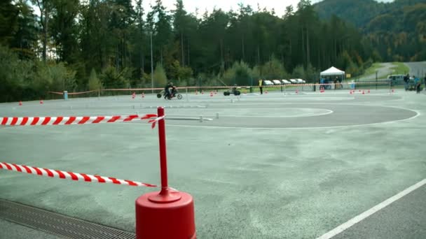 Pista da corsa vicino al centro sportivo — Video Stock