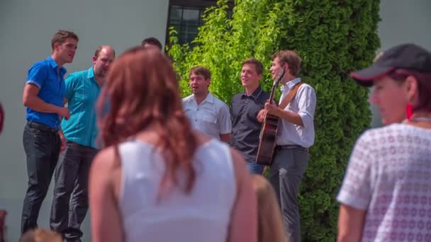 Téléspectateurs regarde un groupe de chanteurs — Video