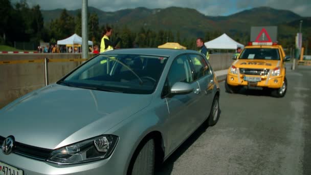 Evakuierung des Autos von Straße — Stockvideo