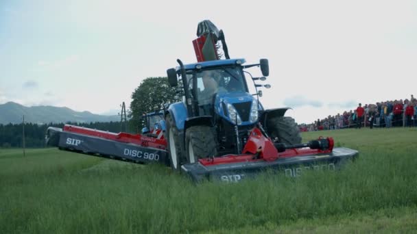Traktor pflügt Feld um — Stockvideo