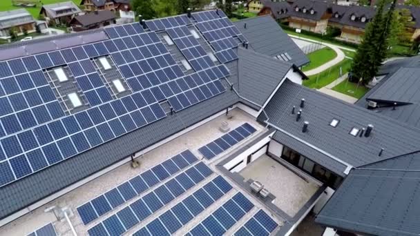 Vista sobre a escola que usa energia solar — Vídeo de Stock