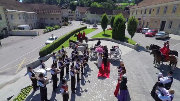 Vista sobre la ceremonia de boda en el pueblo — Vídeos de Stock