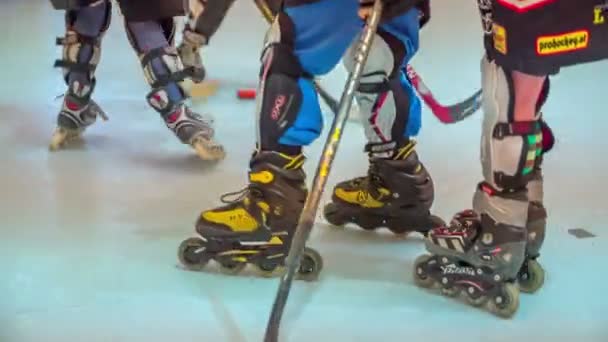 Jóvenes jugadores de hockey sobre entrenamiento de hockey — Vídeos de Stock