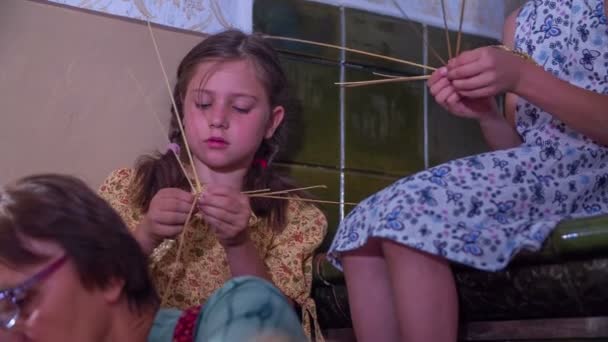 Los niños saludan la paja en el espacio nosotros la habitación que teje — Vídeo de stock