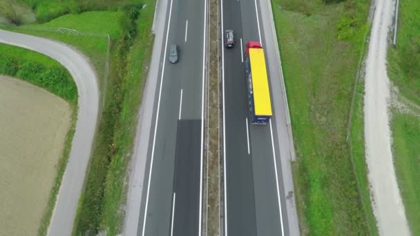 Caminhão dirigindo em uma estrada e alguns carros atrás dele — Vídeo de Stock