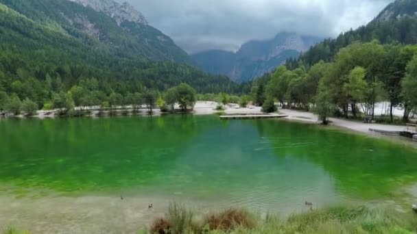 Paisagem e um lago fascinante no meio da natureza — Vídeo de Stock