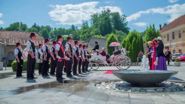 Casamento tradicional na praça principal — Vídeo de Stock