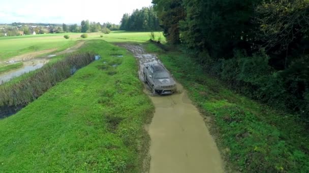 Camión de conducción en un camino sucio país — Vídeo de stock