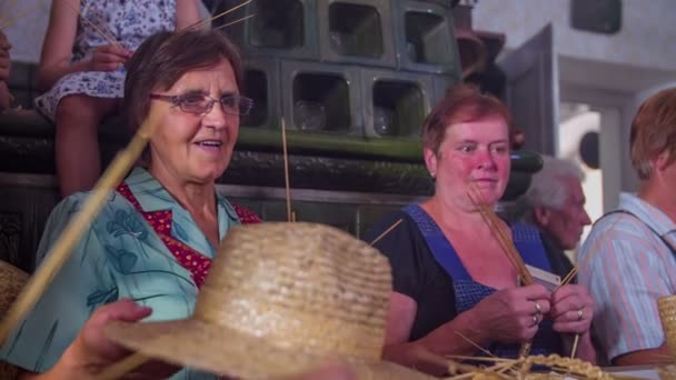 Knitting twisted hat in a space us knitting room — Stock Video